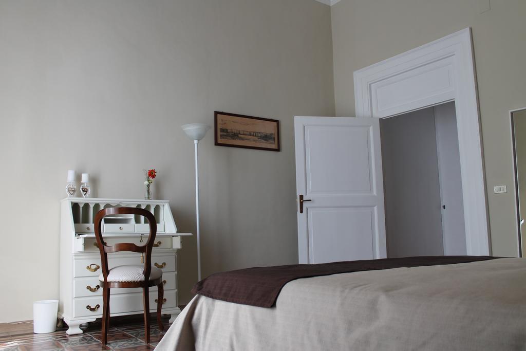 Palazzo Bianchi Domus Holidays Трани Экстерьер фото