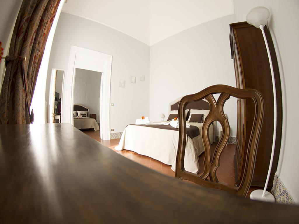 Palazzo Bianchi Domus Holidays Трани Экстерьер фото