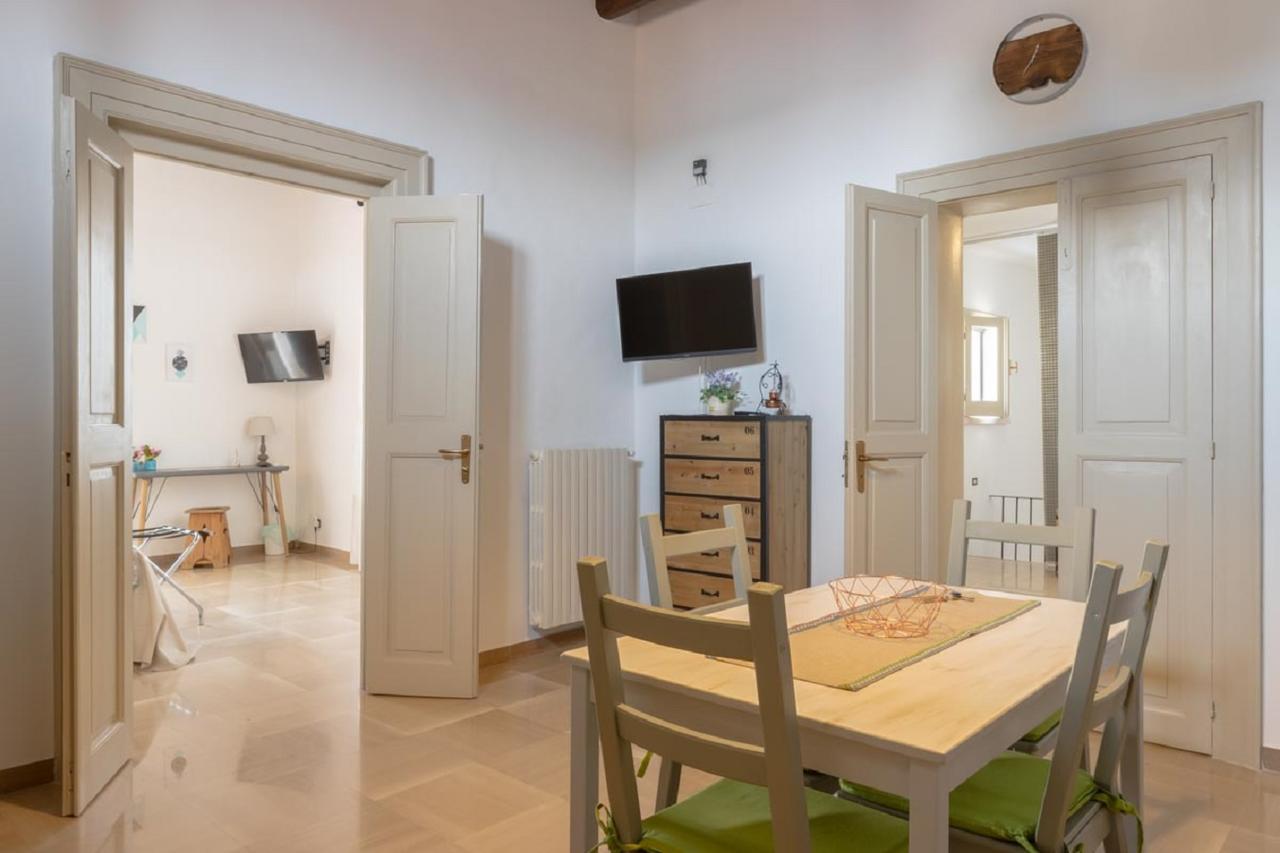 Palazzo Bianchi Domus Holidays Трани Экстерьер фото